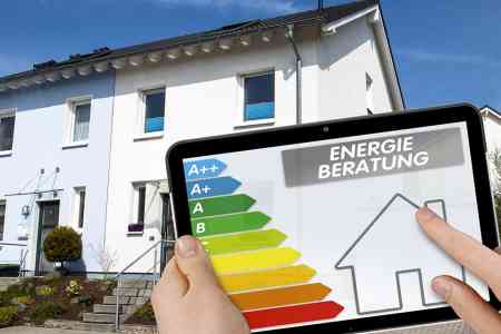Haus und Energieplakette - © Stockwerk-Fotodesign - stock.adobe.com